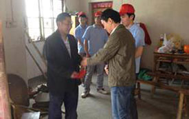 五四青年节合肥草莓视频官网入口葡萄酒有限公司团支部带领公司团员慰问困难户